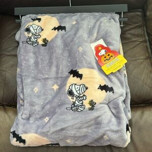 Peanuts Snoopy & Woodstock Mummies 50” x 70” Plush Halloween Throw Blanket